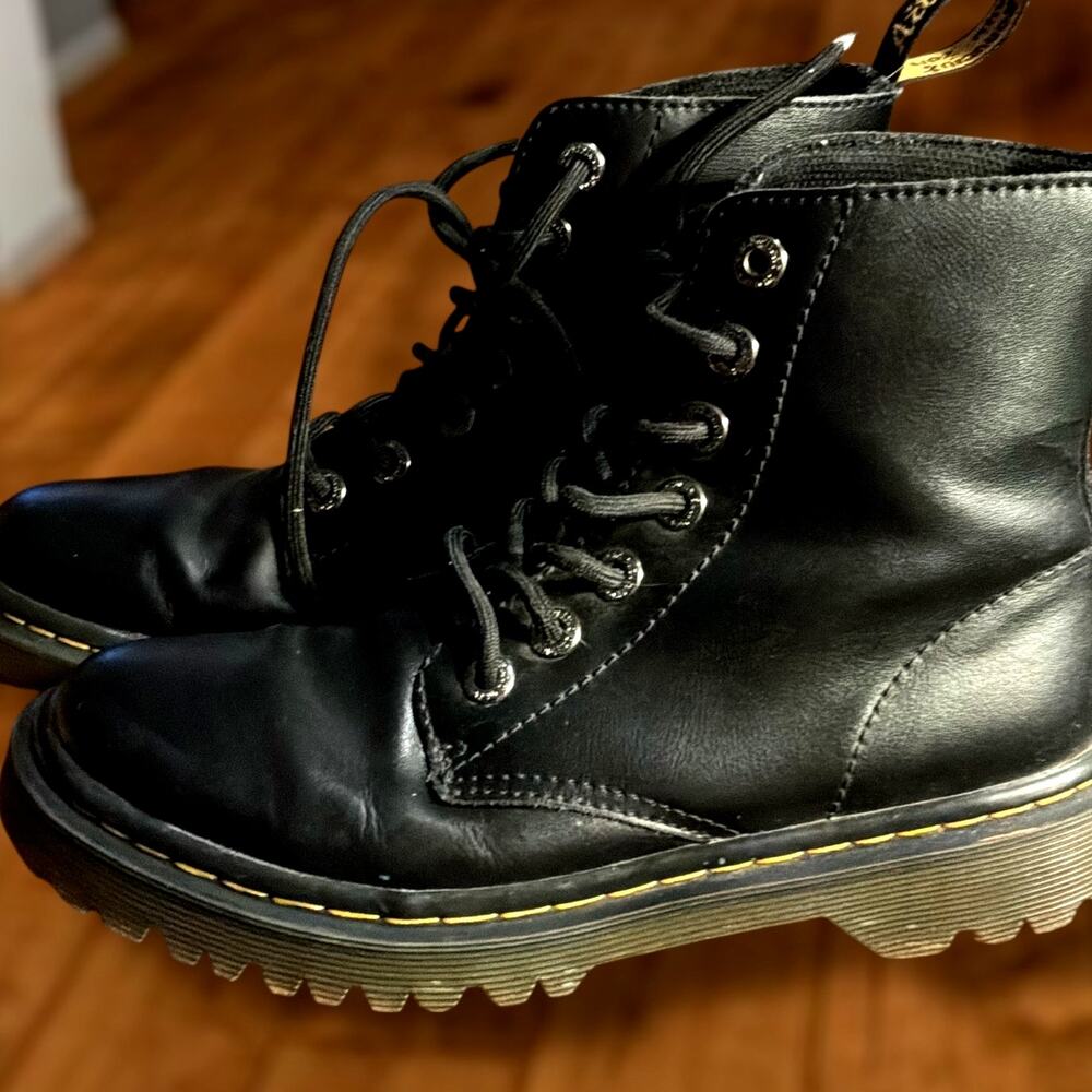 Women's Size 6 DR. MARTENS Black Smooth Leather Luana Women's Combat Boots EUC